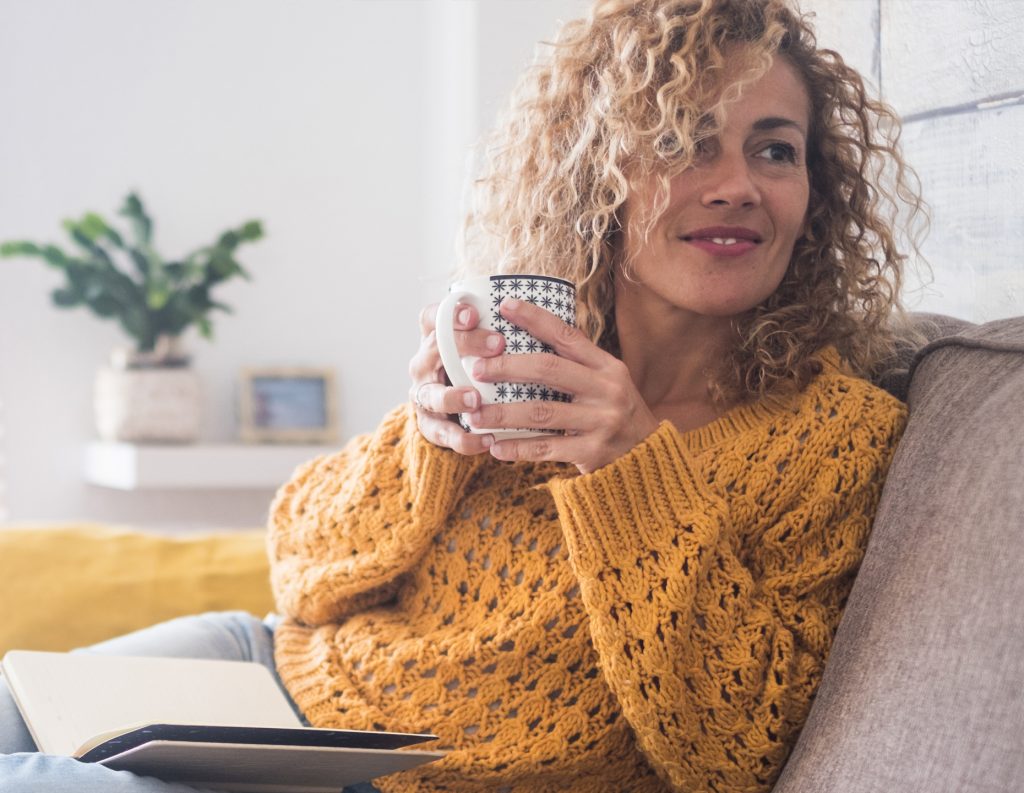 Küche 01 - Frau mit Tasse